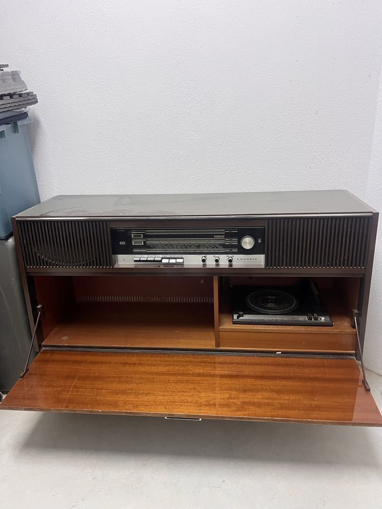 Móvel Rádio e Gira-Discos Vintage Grundig - a funcionar