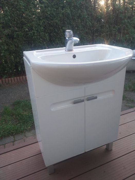 Umywalka z szafką + kran