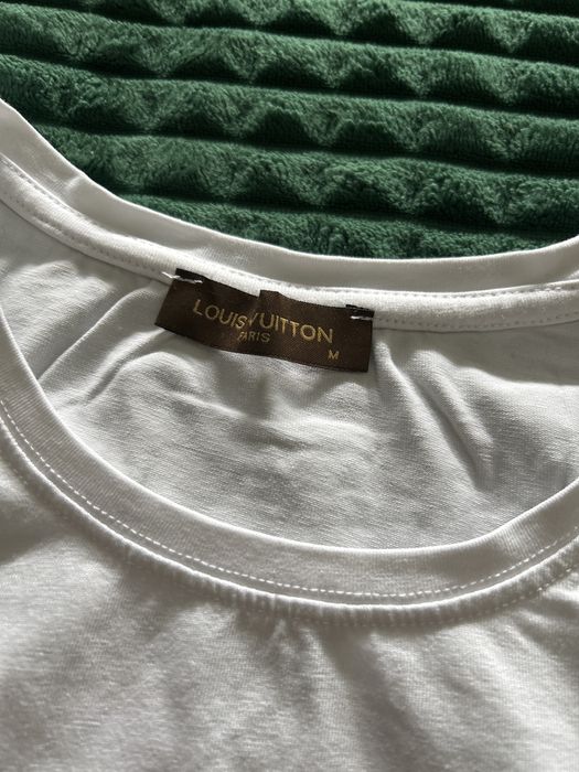 Koszulka biala z kolorowym logo firmy