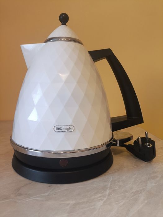 Електрочайник DeLonghi