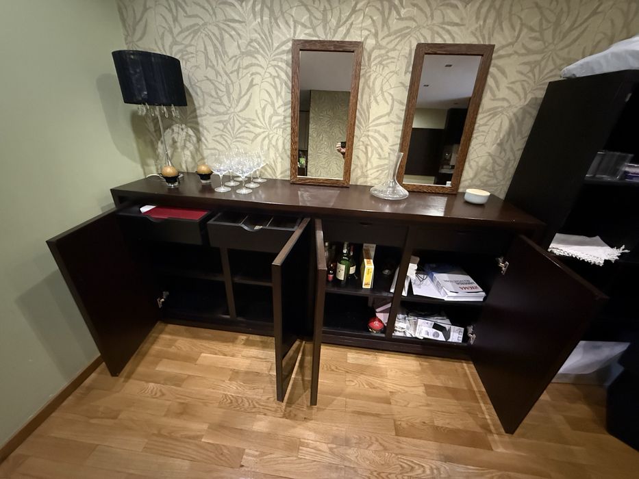 Aparador de sala com mesa de jantar