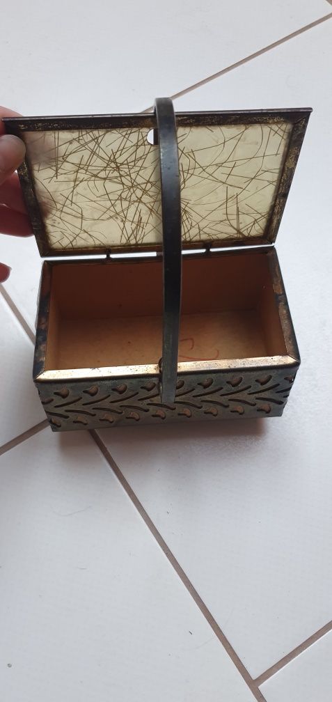 Szkatułka metalowa retro