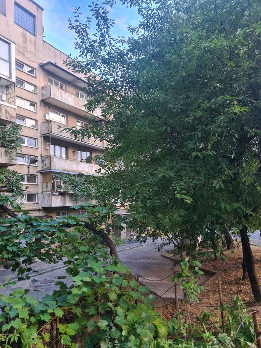Здається в оренду 1 на кв-ра студія непод площі Корятовича