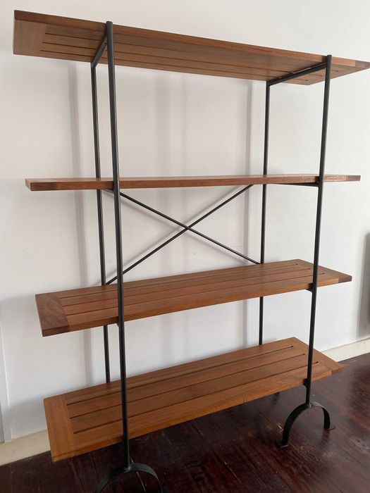 Estante da Habitat com estrutura em ferro com 4 prateleiras de madeira