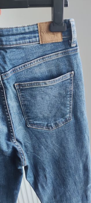 Jeansowe spodnie dzwony Bershka