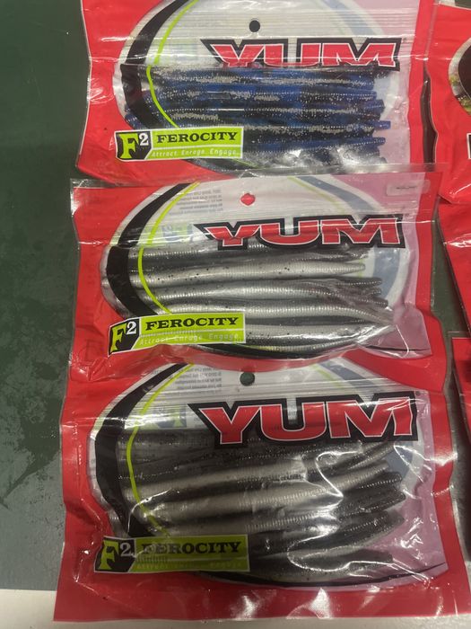 Amostras de pesca marca YUM modelo dinger 5” 12 cms