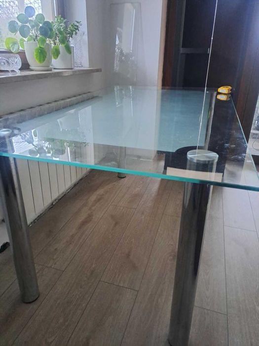 Szklany stół do jadalni