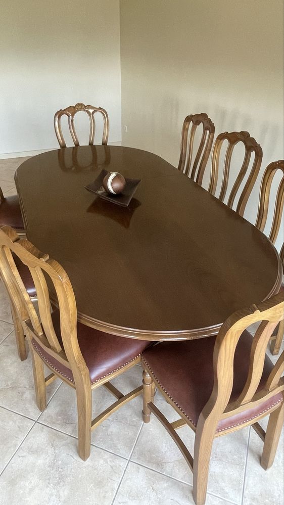Mesa de sala de jantar com 8 cadeiras