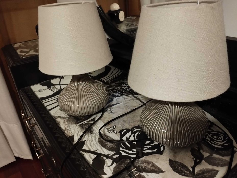 Par candeeiros de mesa