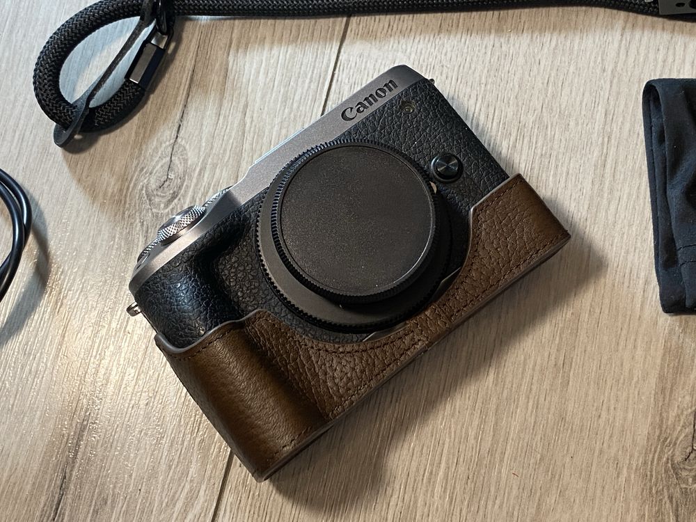 Aparat bezlusterkowiec canon m6 mark II skóra klatka lampa ulanzi f12