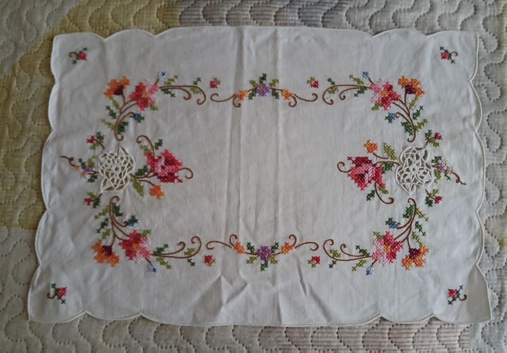 Naperon retangular em ponto de cruz