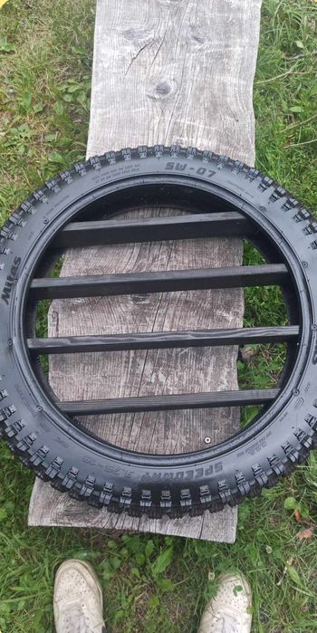 Półka wisząca z opony żużlowej