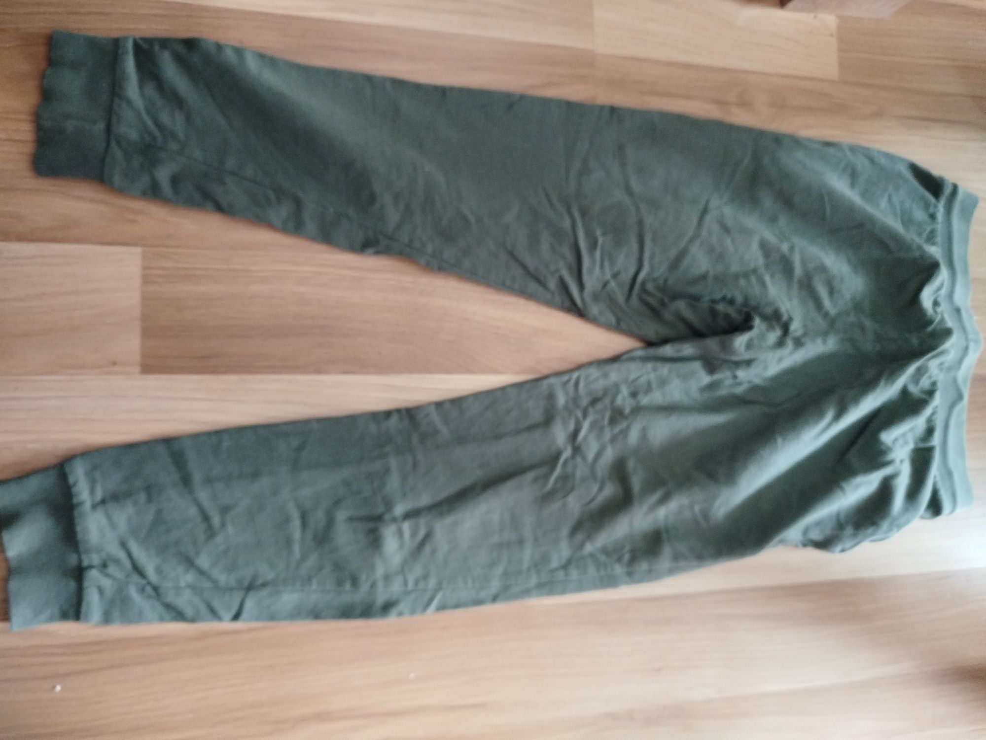 Spodnie dresowe 152