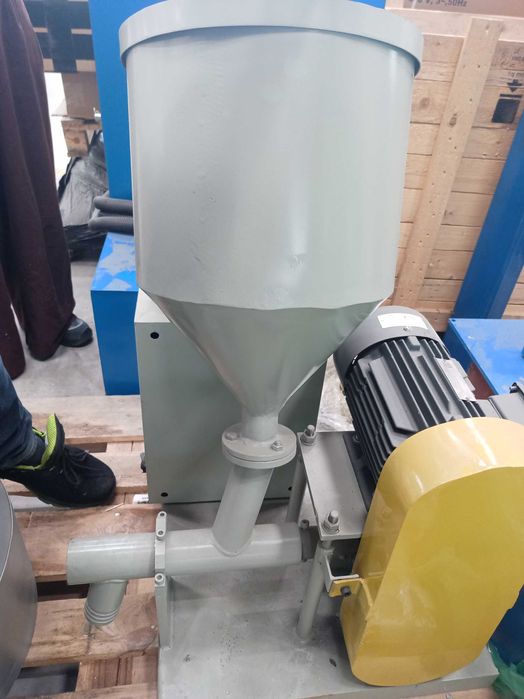 Dozownik materiałów sypkich 25L – silnik 0,75kW, fi 45mm