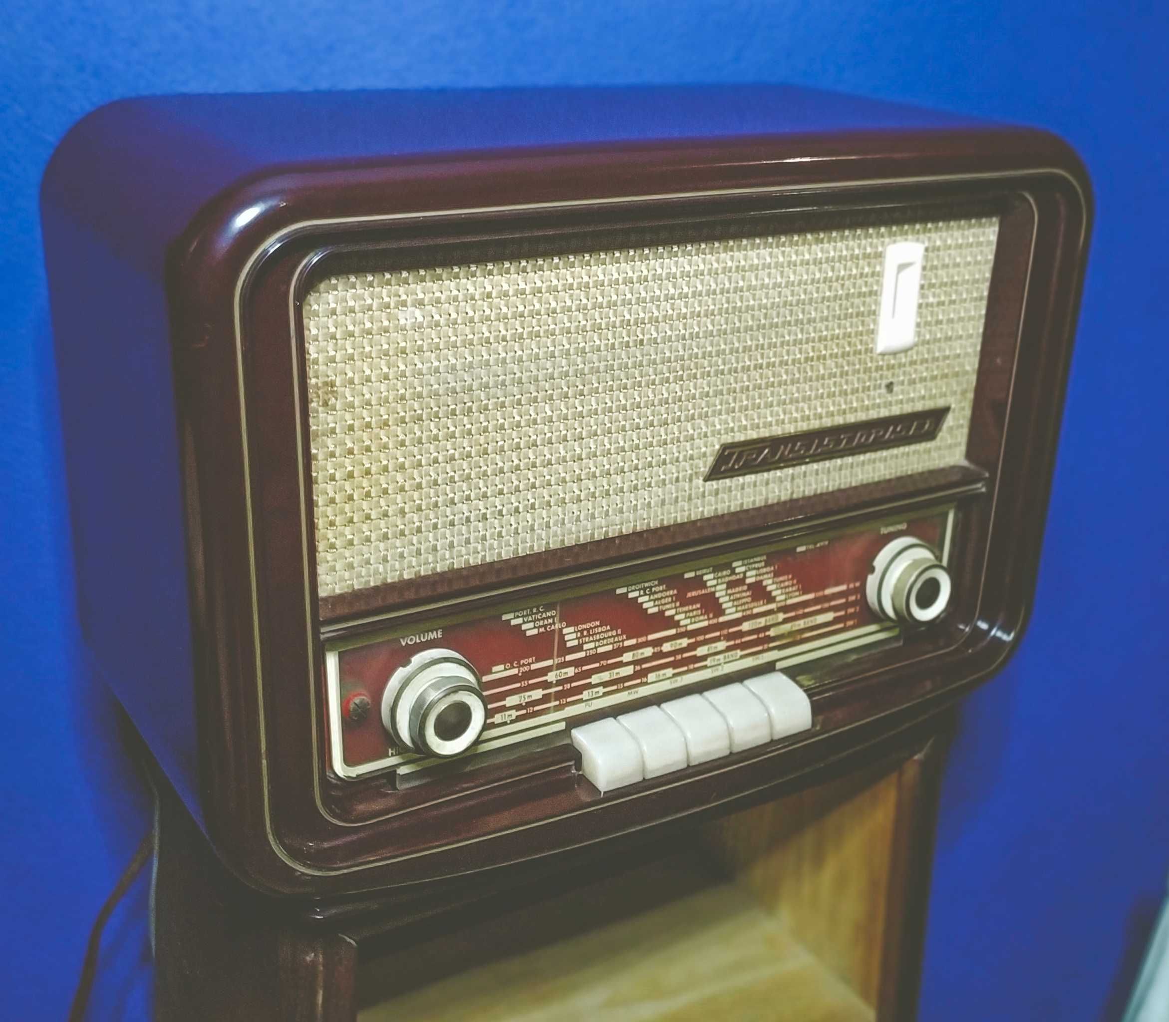 Radio antigo (precisa de arranjo)