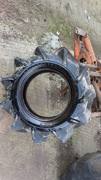 Pneu para trator pequeno