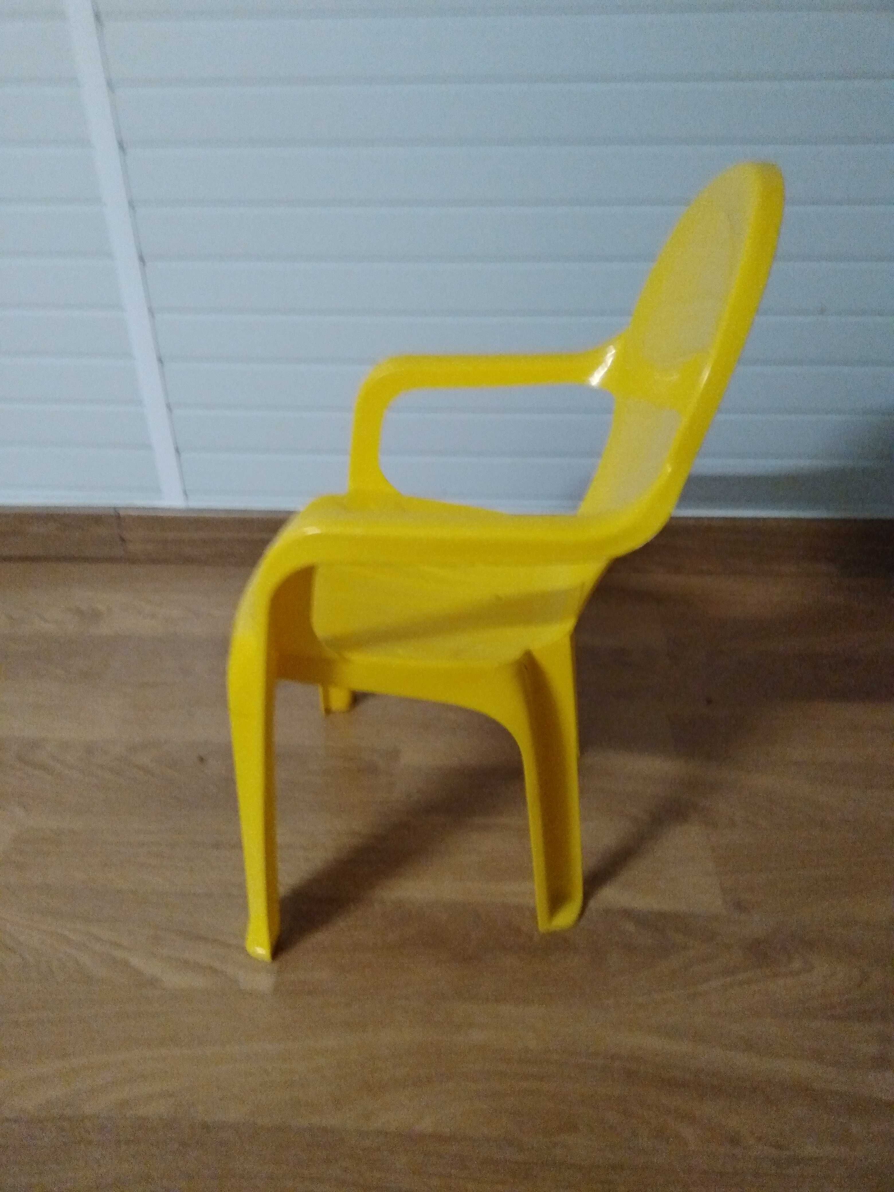 Cadeira de plástico para criança.