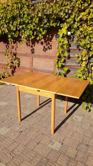 Stół drewniany z rozkładanymi bokami - stabilny i solidny