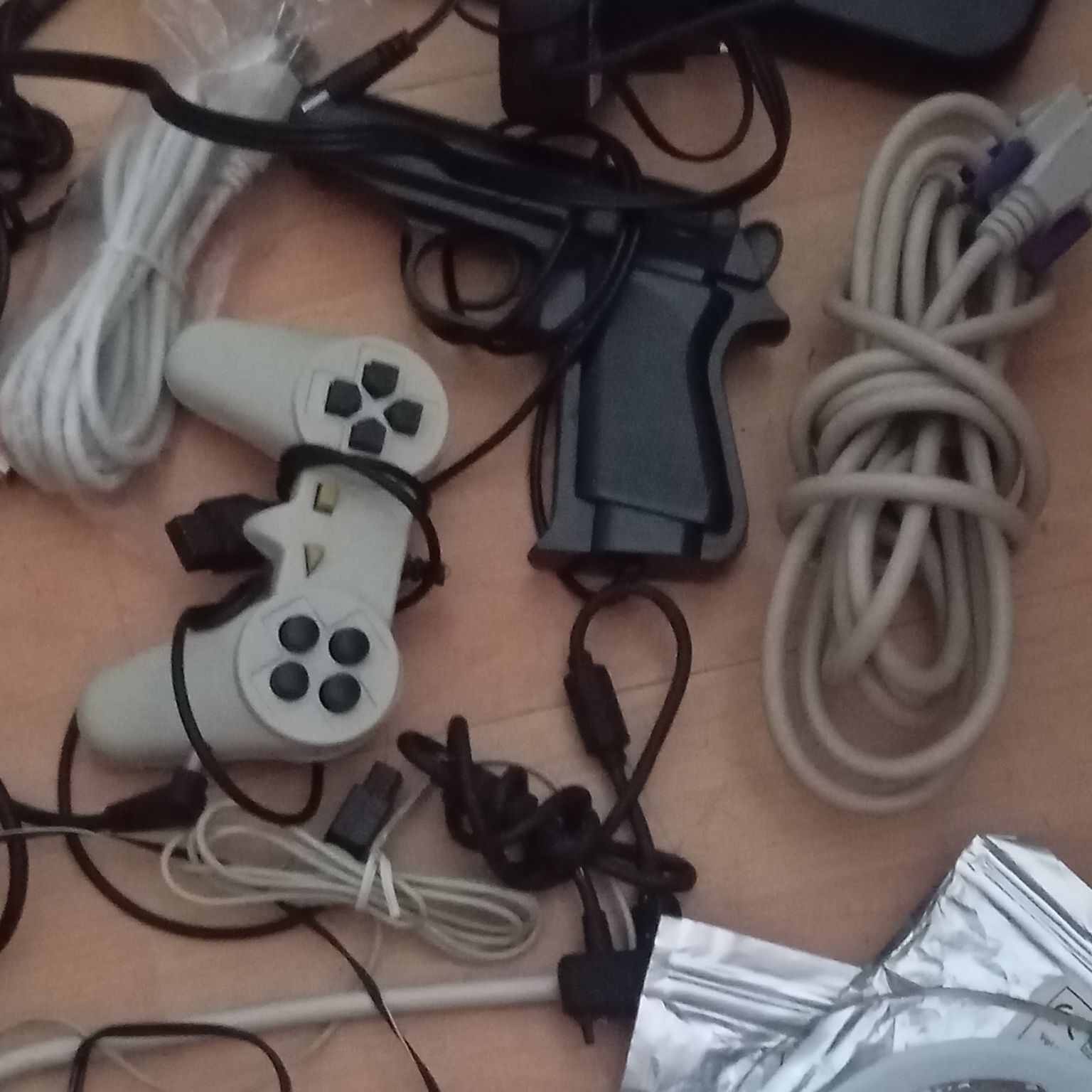 Graty elektryczne zasilacze konsole kable itp