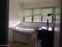 24314 - Quarto com cama de casal em apartamento com 4 quartos