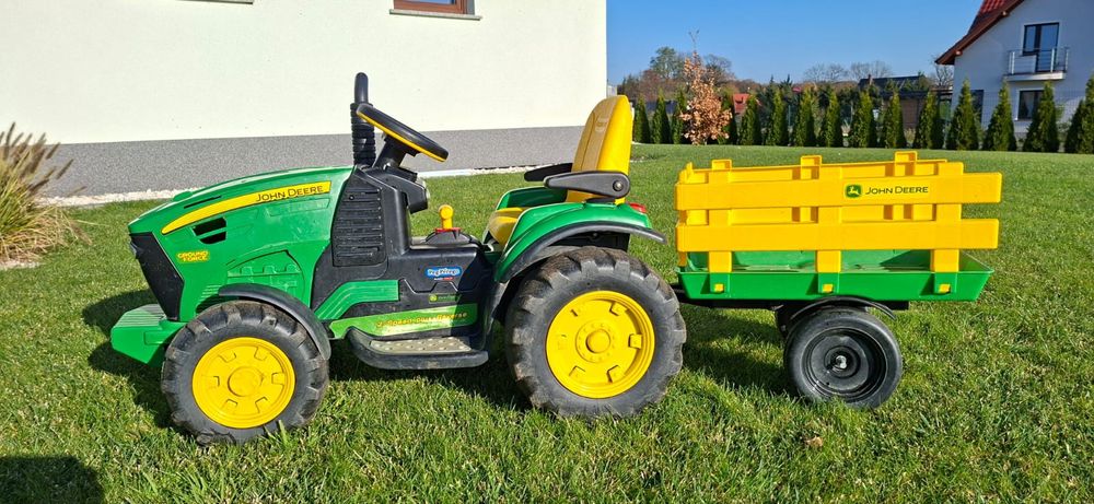 Traktor john deere z przyczepą na akumulator