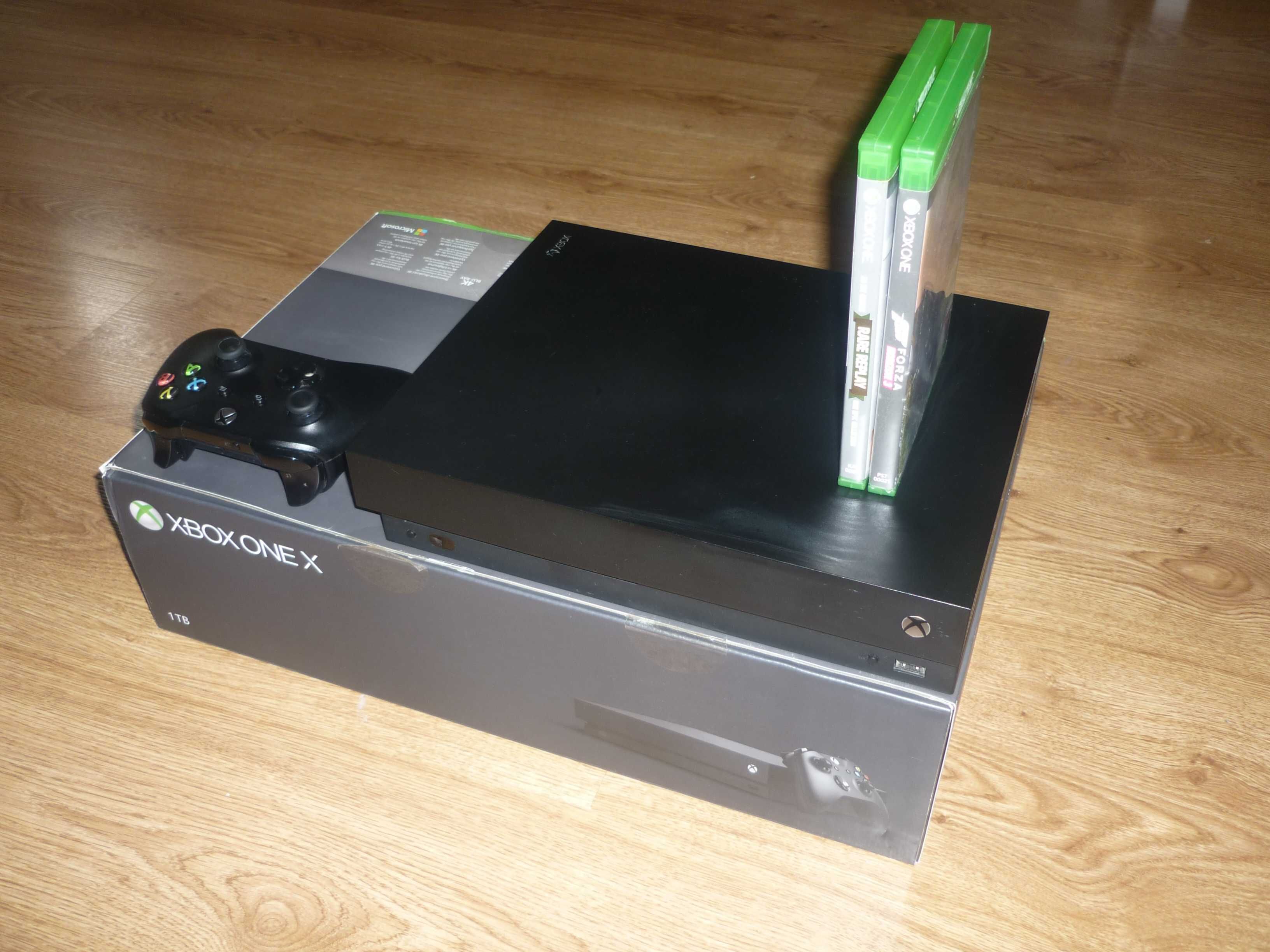 Konsola Xbox One X/1TB/ 2 gry/ 1 pad/ kable /stan techniczny idealny.