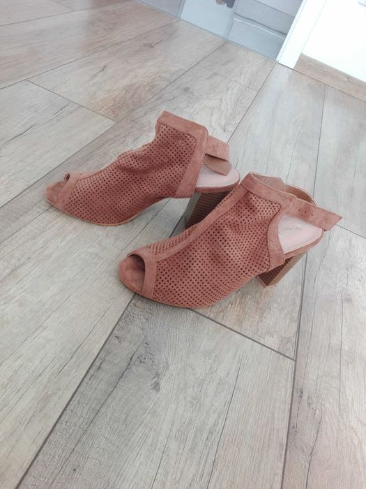 Sandały na słupku r. 40