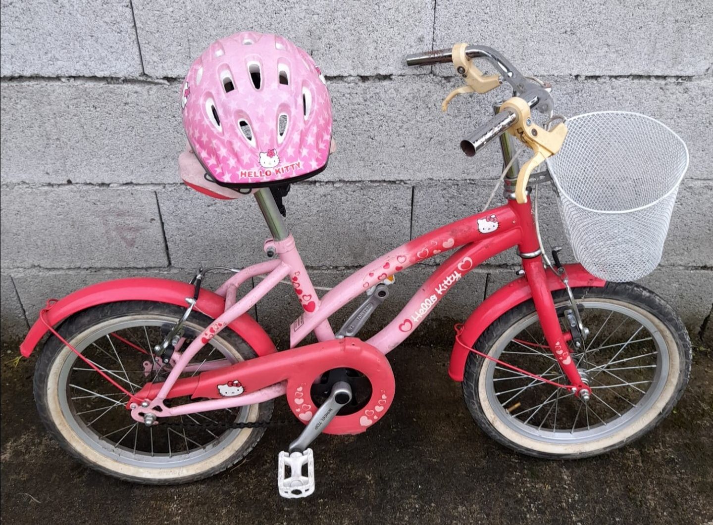 Bicicleta Hello Kitty com capacete