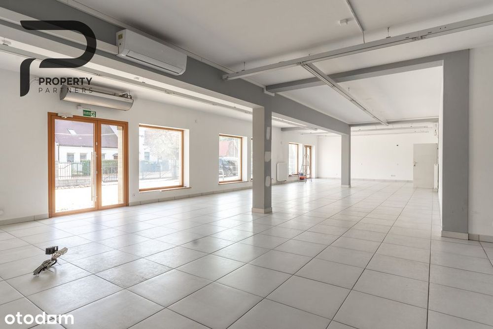 Parterowy lokal użytkowy z witryną i parkingiem