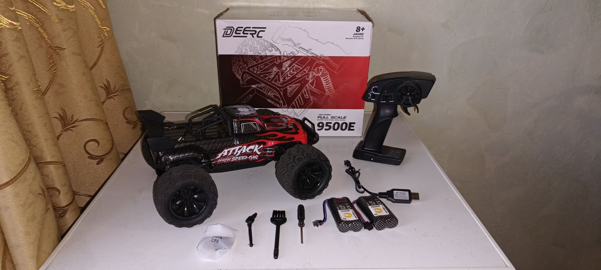 Машинка на радиоуправлении DEERC 9500E 1:16 масштаб 4x4