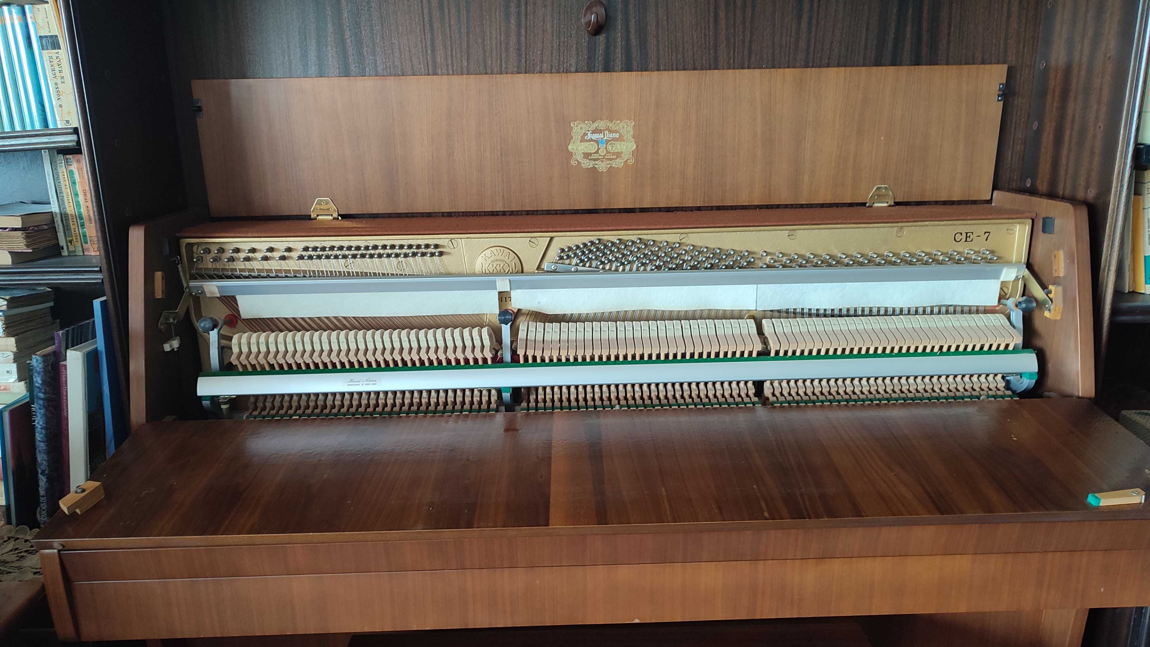 Piano acústico vertical Kawai