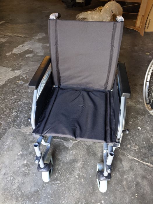 Vendo cadeira de rodas nova