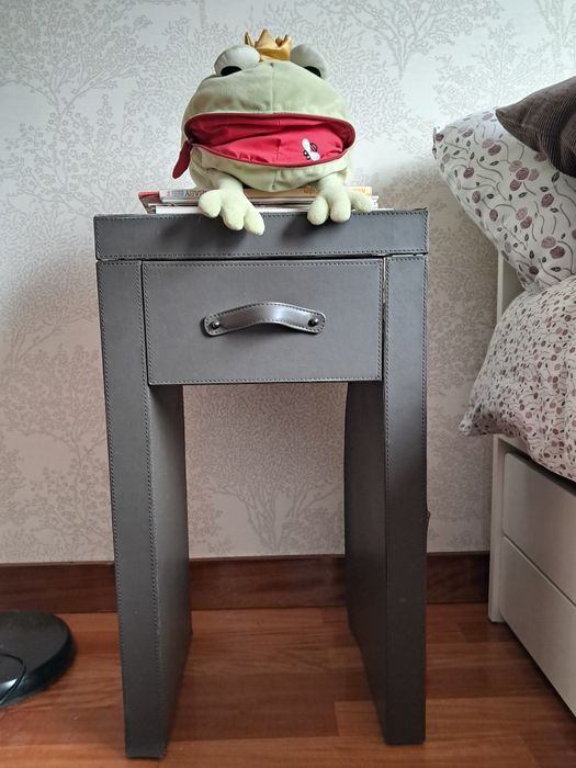 Mesa de cabeceira ou móvel de apoio