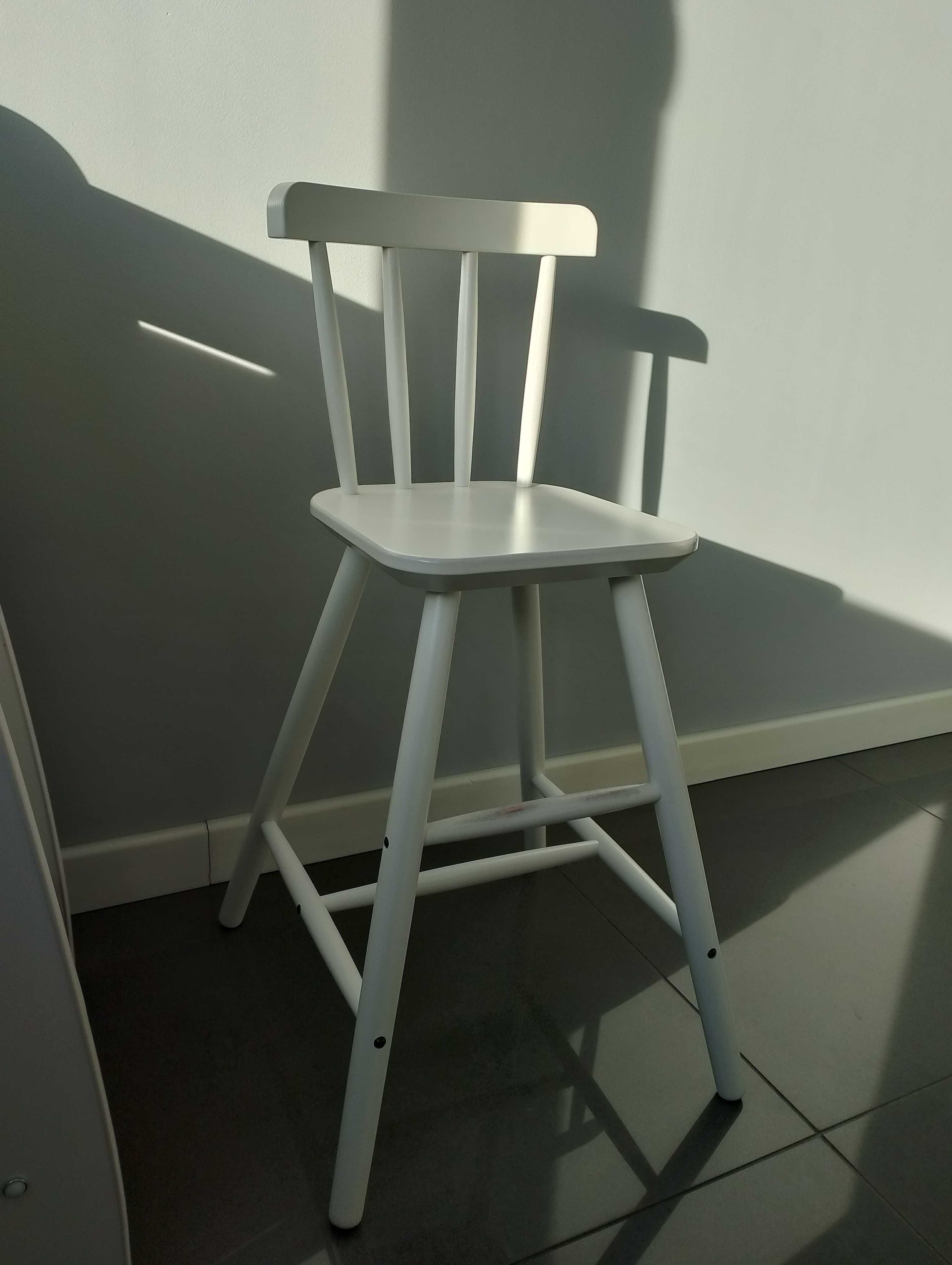 Krzesełko białe dla dziecka