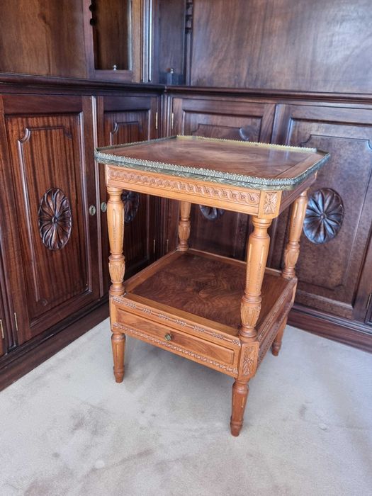 Mesa de Apoio Clássica em Madeira – Entalhada e com Gaveta