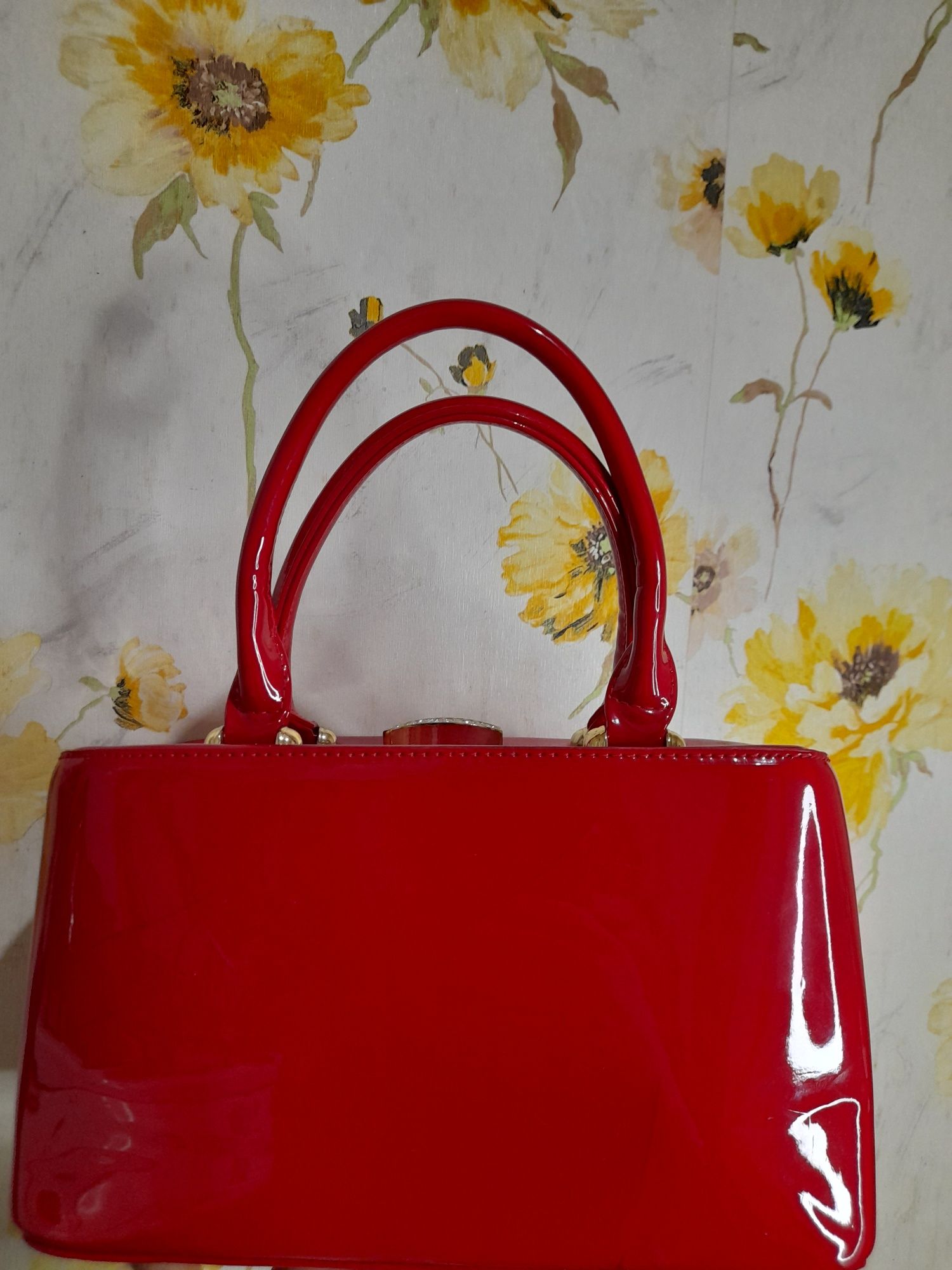 Красная лаковая сумочка-саквояж