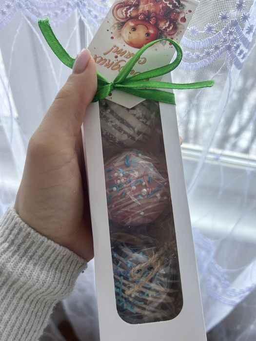 Новорічні подарунки цукерки печиво шоколадні кульки какао бомбочки