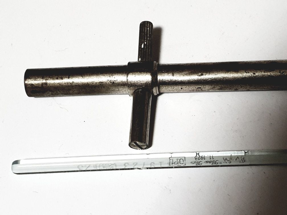 Antigo termómetro de medicina de 1923 com recipiente em metal