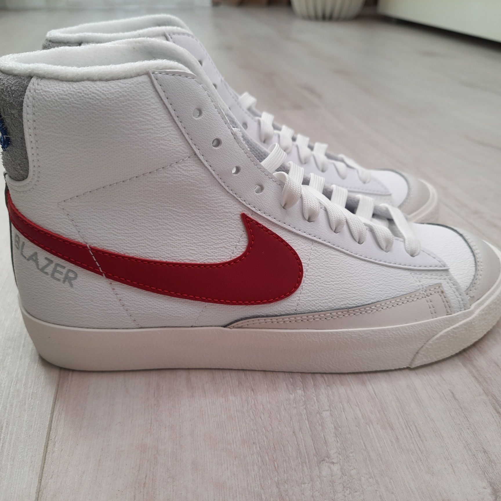 Оригінальні жіночі кросівки Nike Blazer Mid '77 DH9700-100