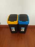 Caixotes do lixo amarelo e azul
