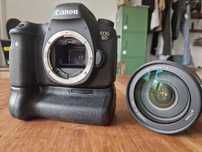 Canon 6D z obiektywem 24-105L, mikrofonem i battery gripem