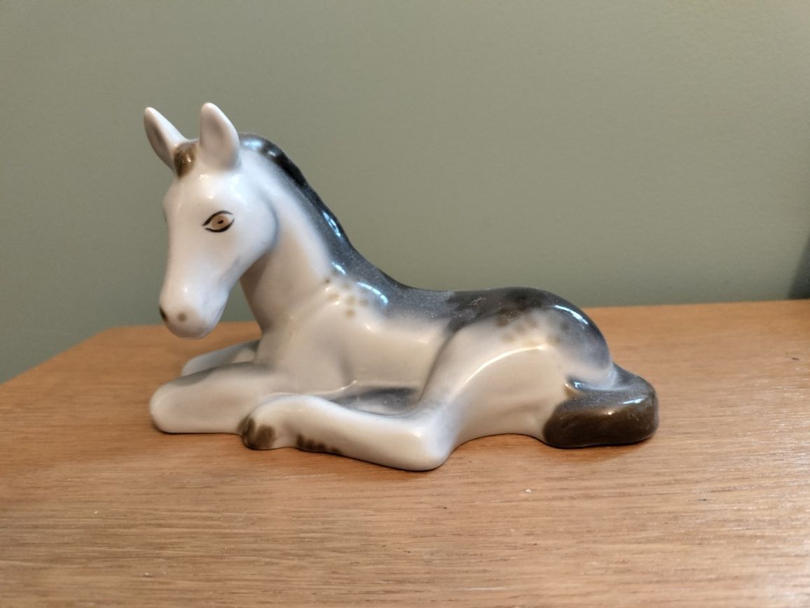 Porcelanowa figurka konia Płonne