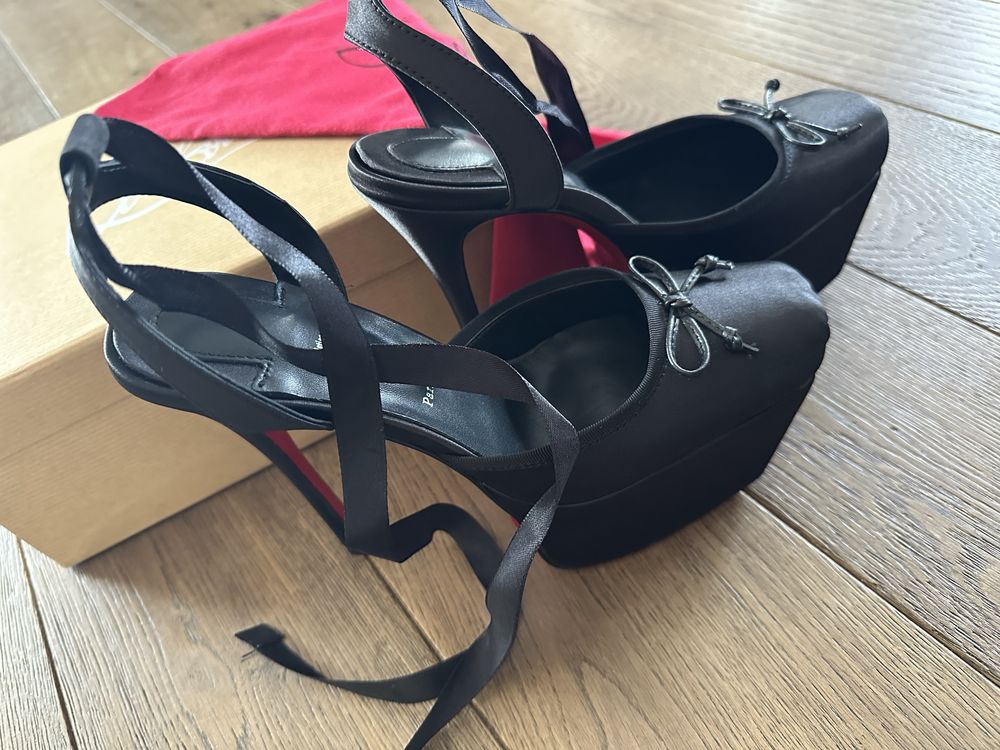 Ekskluzywne szpilki Christian Louboutin – model z czerwoną podeszwą