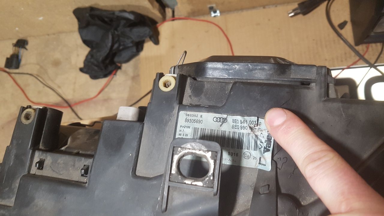 Lampa Audi A4 B6 LEWY przód