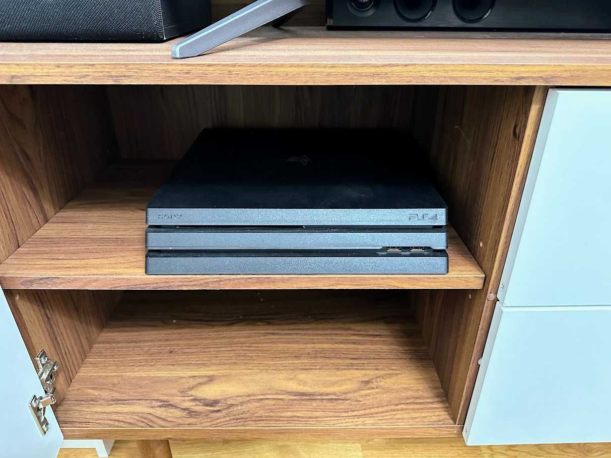 Playstation 4 Pro 1TB Desbloqueável! LER DESCRIÇÃO + comandos e cabos