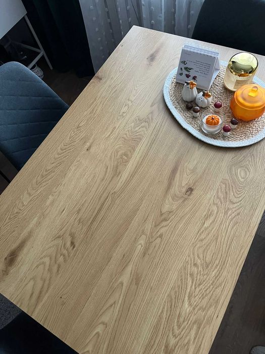 Solidny stół w świetnym stanie – idealny do jadalni lub salonu