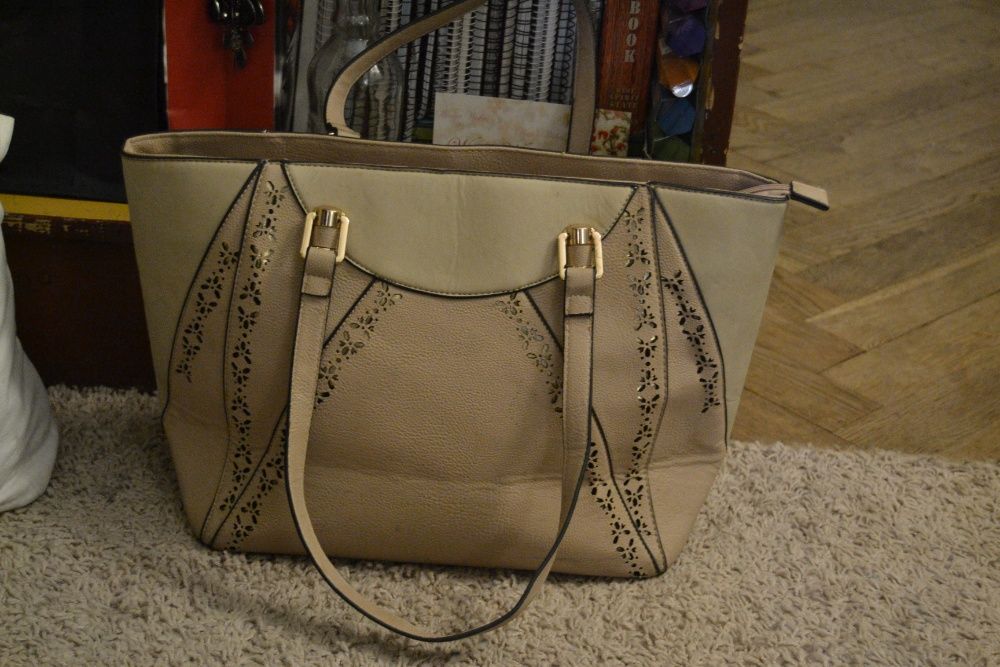 Beżowa torebka New Look ażurowe wzorki A4 złote wykończenia kuferek