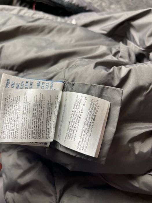 довгий пуховик Moncler Moka сірого кольору.