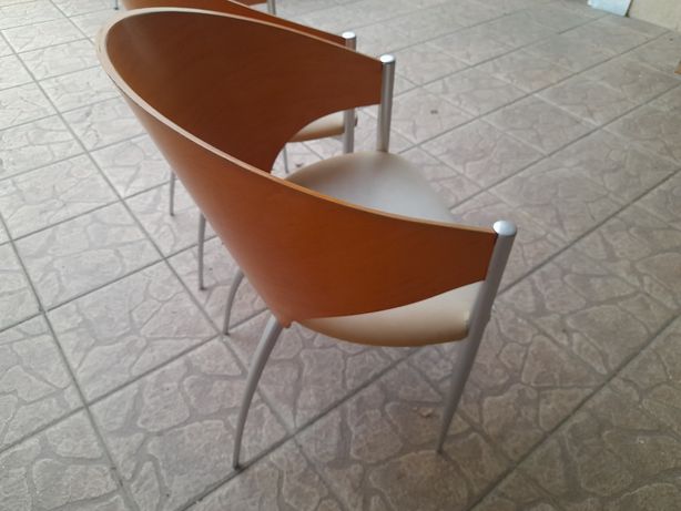 28 cadeiras recentemente pintadas