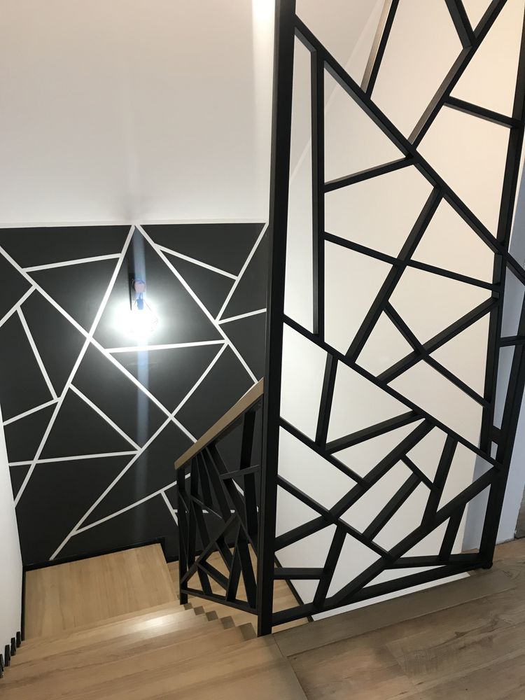 Schody jesionowe z balustradą nowoczesną